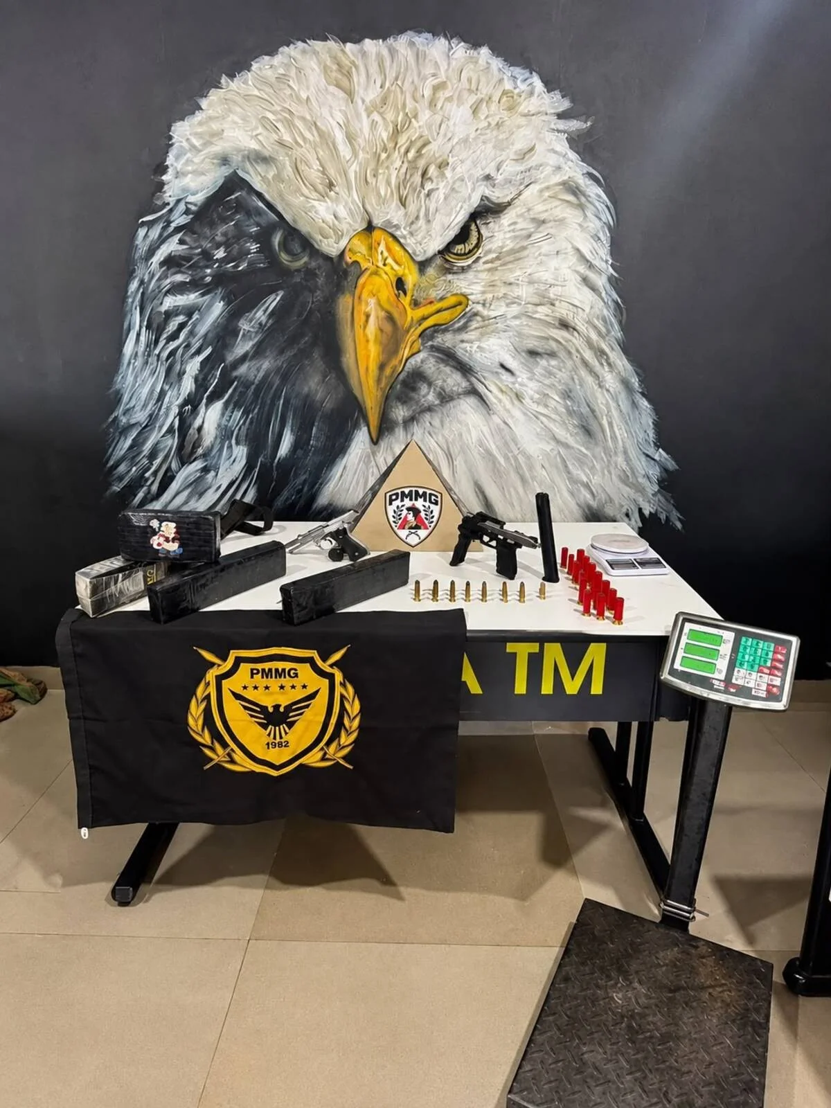 Polícia localiza armas, drogas e munições escondidas em tambor durante operação