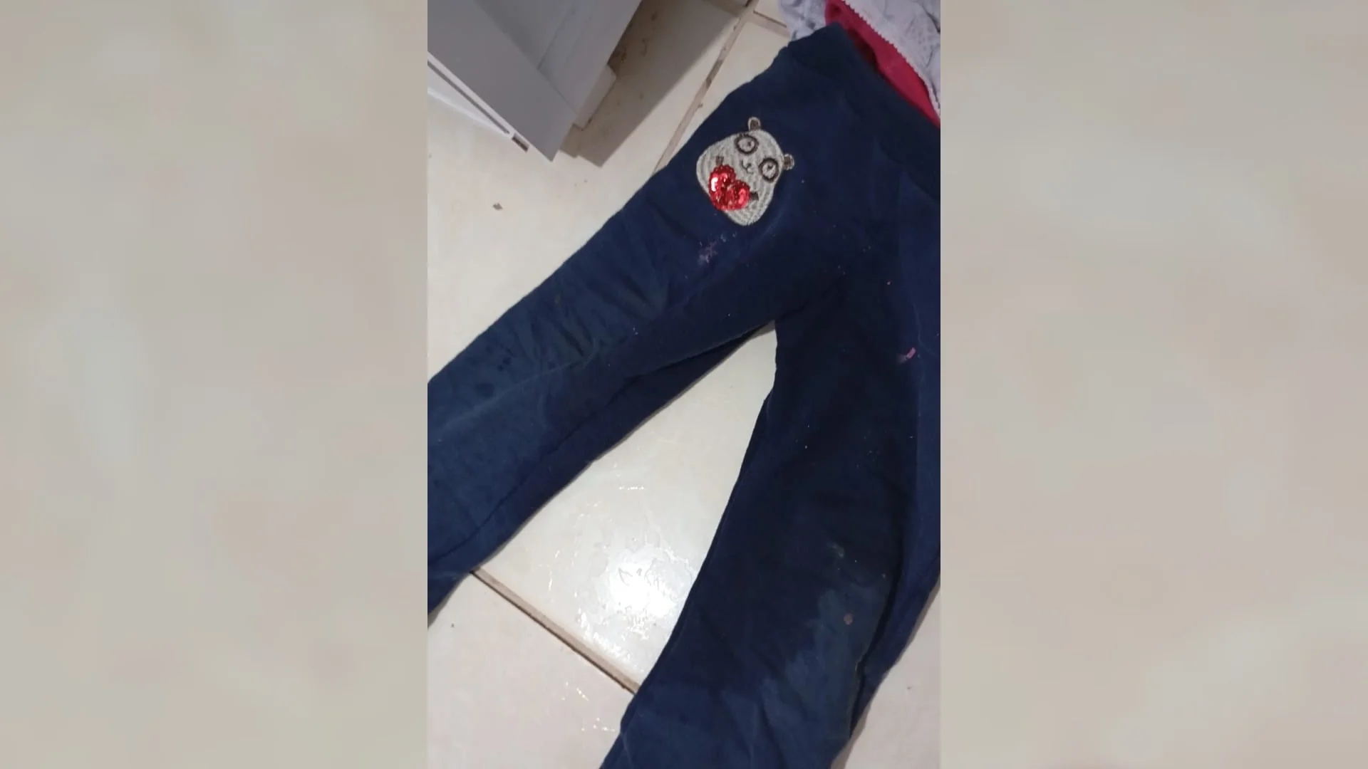 Mãe registra boletim de ocorrência contra escola após filha de 3 anos voltar para casa suja de fezes e urina