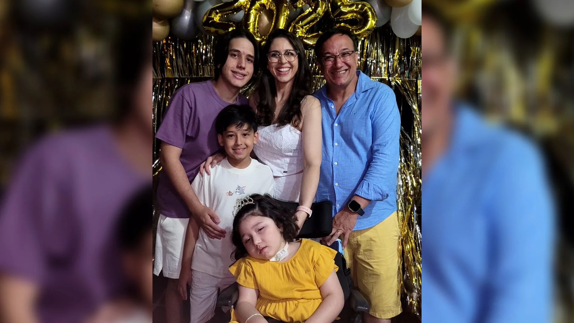 Menina de 7 anos com síndrome rara usa fichas e tecnologia para se comunicar pelo olhar