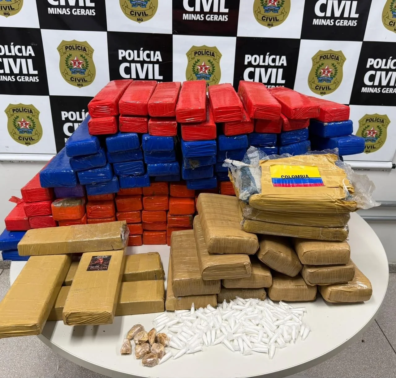 Duas prisões e apreensão de menor envolvem 125 barras de maconha e outras drogas na Grande BH