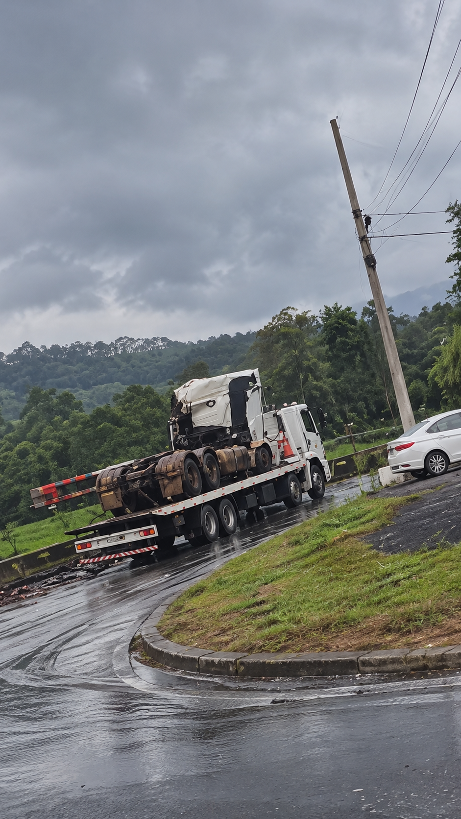 VÍDEO: Trevo da Precon tem trânsito interditado para remoção de carreta que tombou e matou motorista
