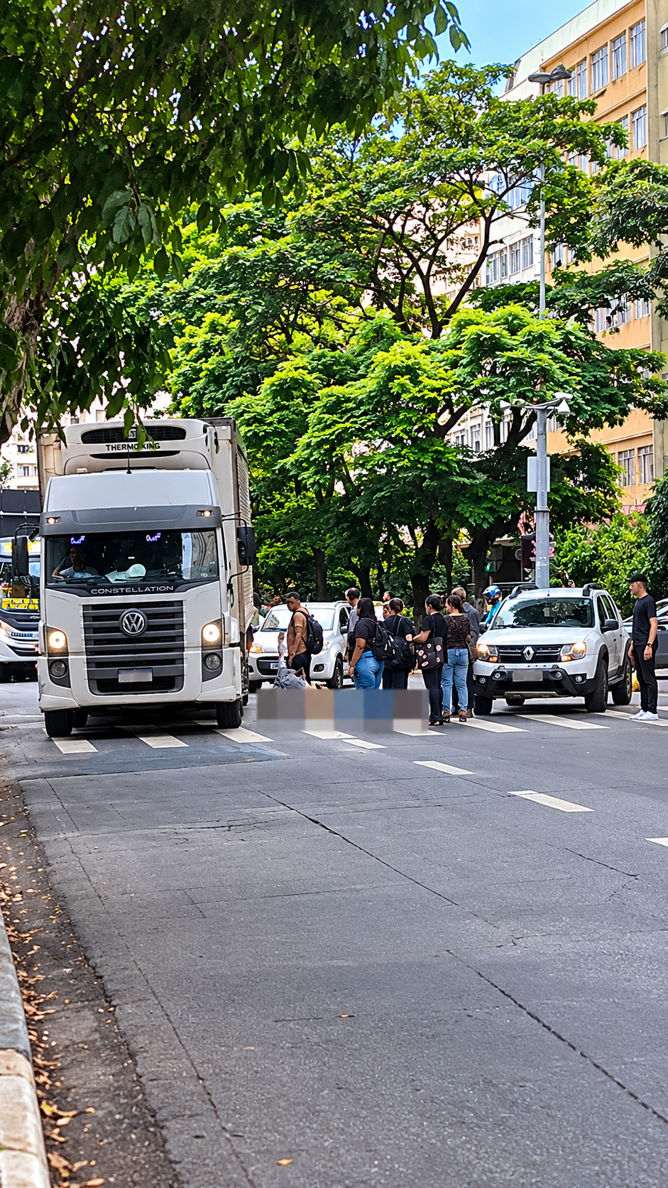Idosa é atropelada por carro na faixa de pedestres