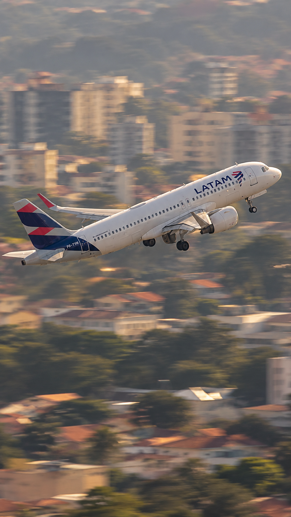 Avião da Latam pede prioridade para pousar em Porto Alegre após problema técnico