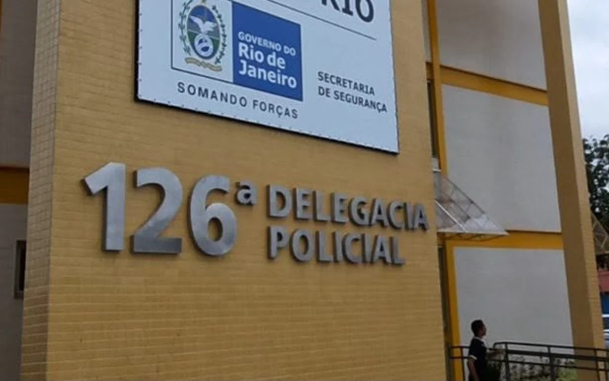 Menina de 10 anos é esfaqueada ao tentar proteger a mãe atacada pelo ex enquanto dormia, diz polícia