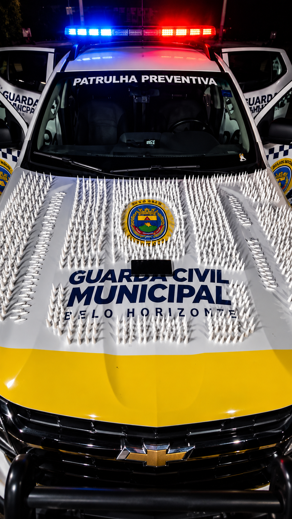 Homem dispensa sacola com 948 pinos de cocaína ao ver viatura em BH