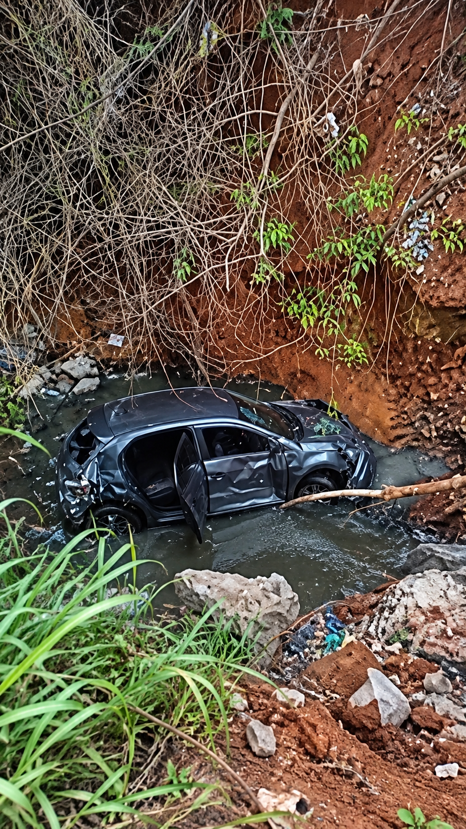 Carro cai em cratera no bairro da Lua, em Pedro Leopoldo