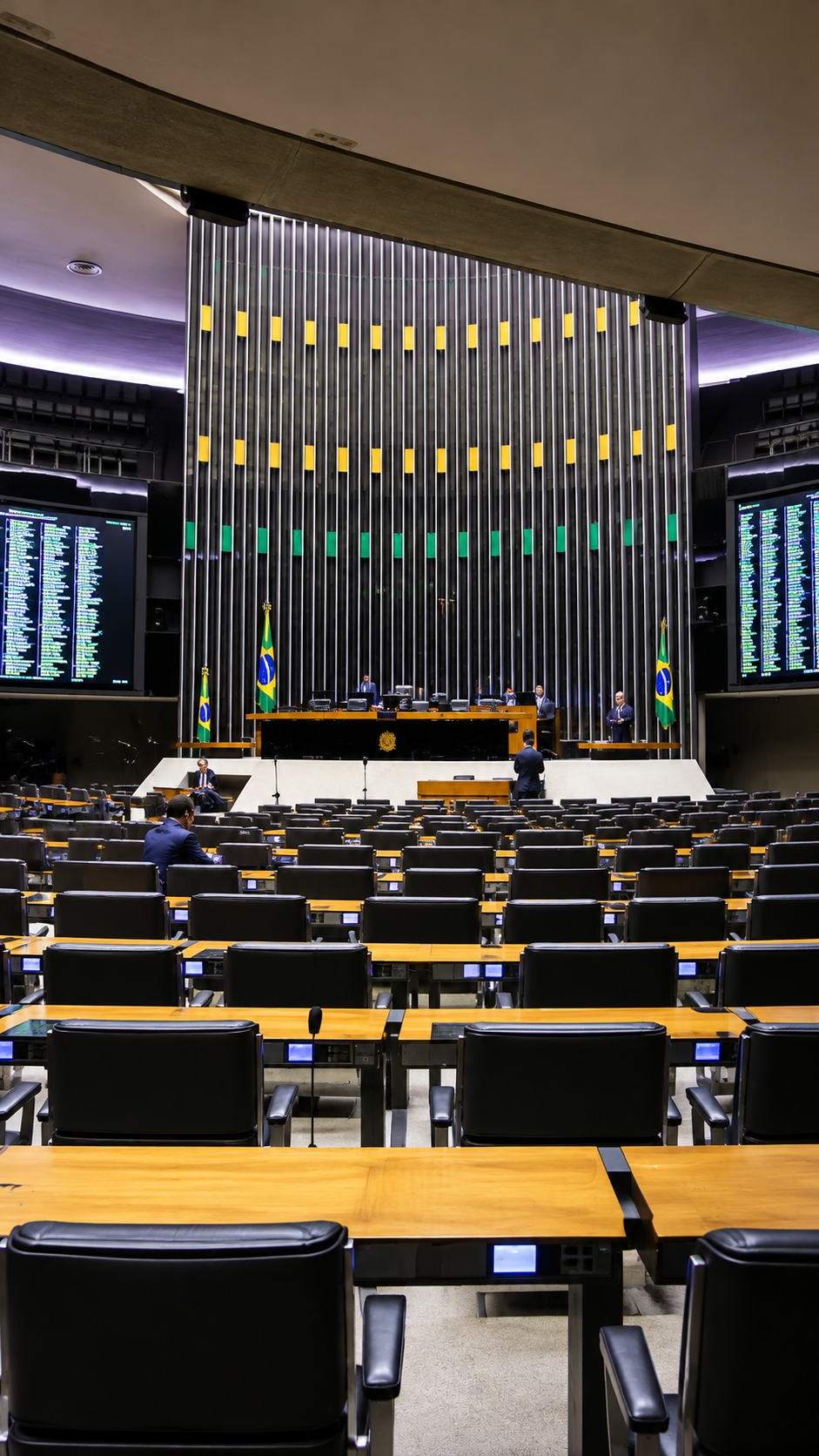 Câmara dos Deputados abre concurso com salário de R$ 32 mil e 66 vagas imediatas