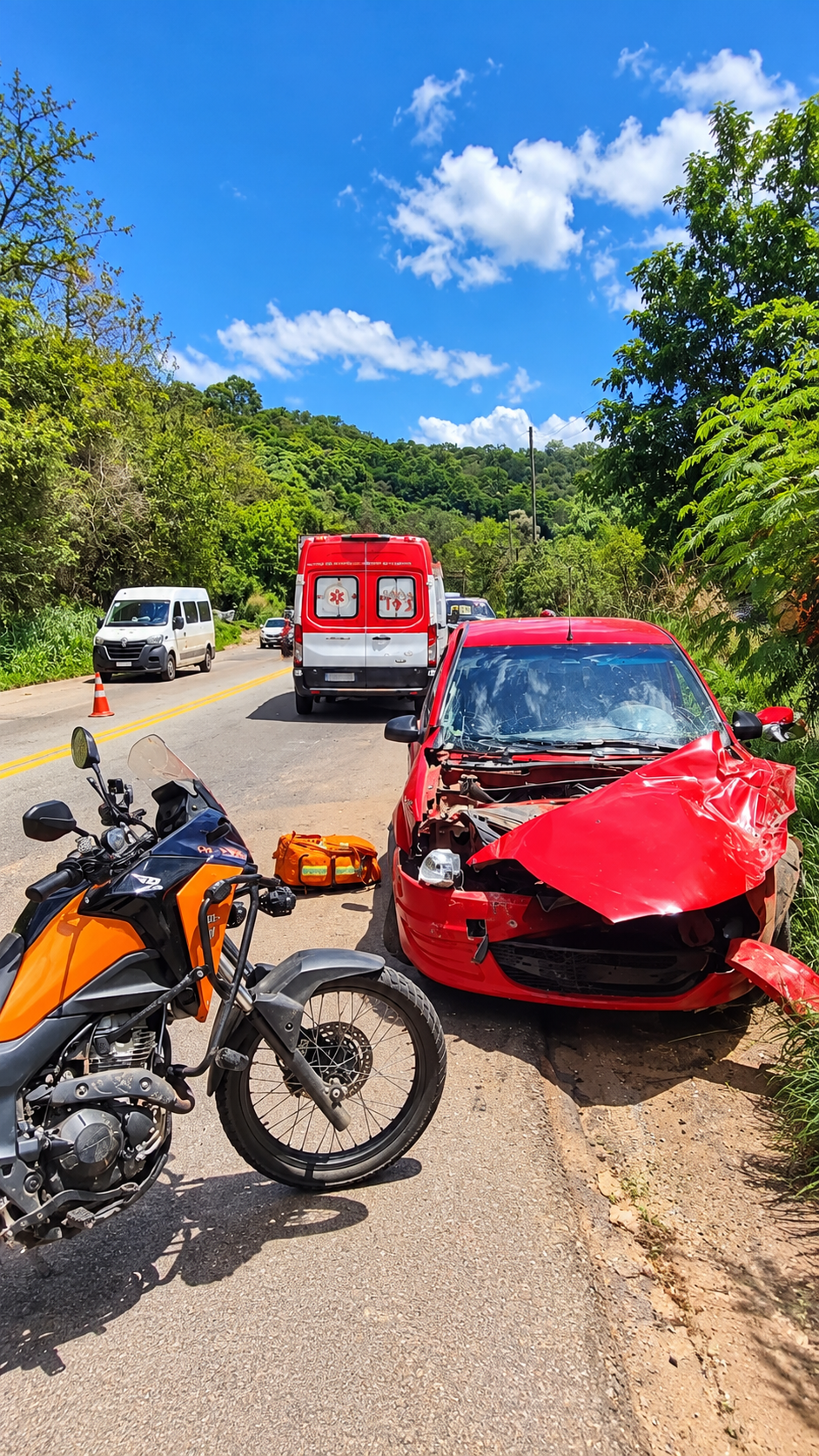Acidente entre dois carros e caminhão deixa feridos na BR-381, em Santa Luzia