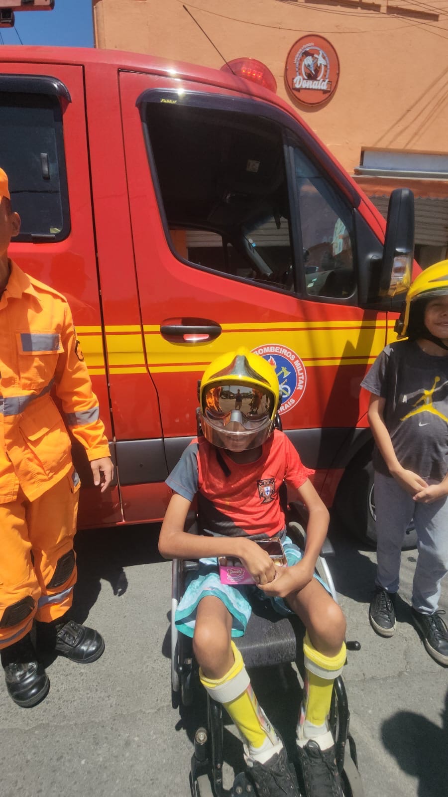 VÍDEO: Garoto de 15 anos realiza sonho de conhecer o Corpo de Bombeiros em Pedro Leopoldo