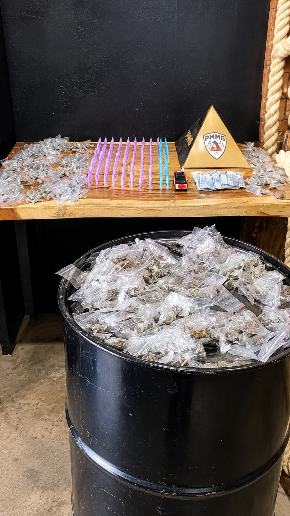 Adolescente é apreendido com 430 pinos de cocaína em Contagem