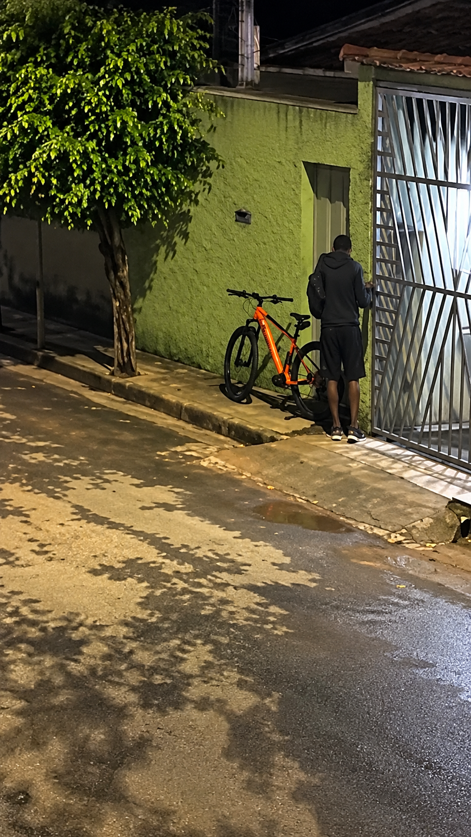Bicicleta elétrica avaliada em R$ 24 mil é furtada em prédio em BH