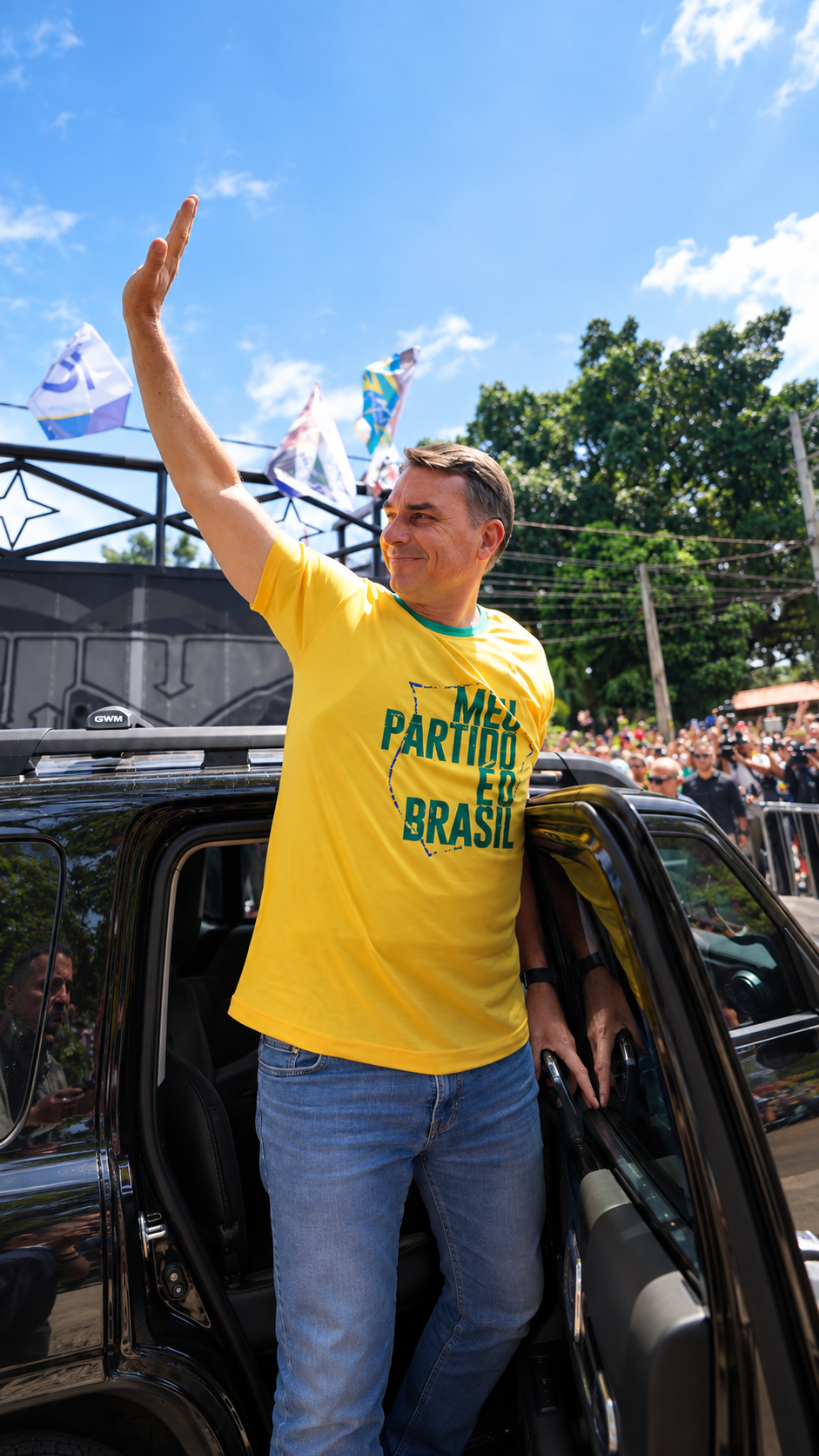 Flávio Bolsonaro encerra campanha com motociata no interior de São Paulo