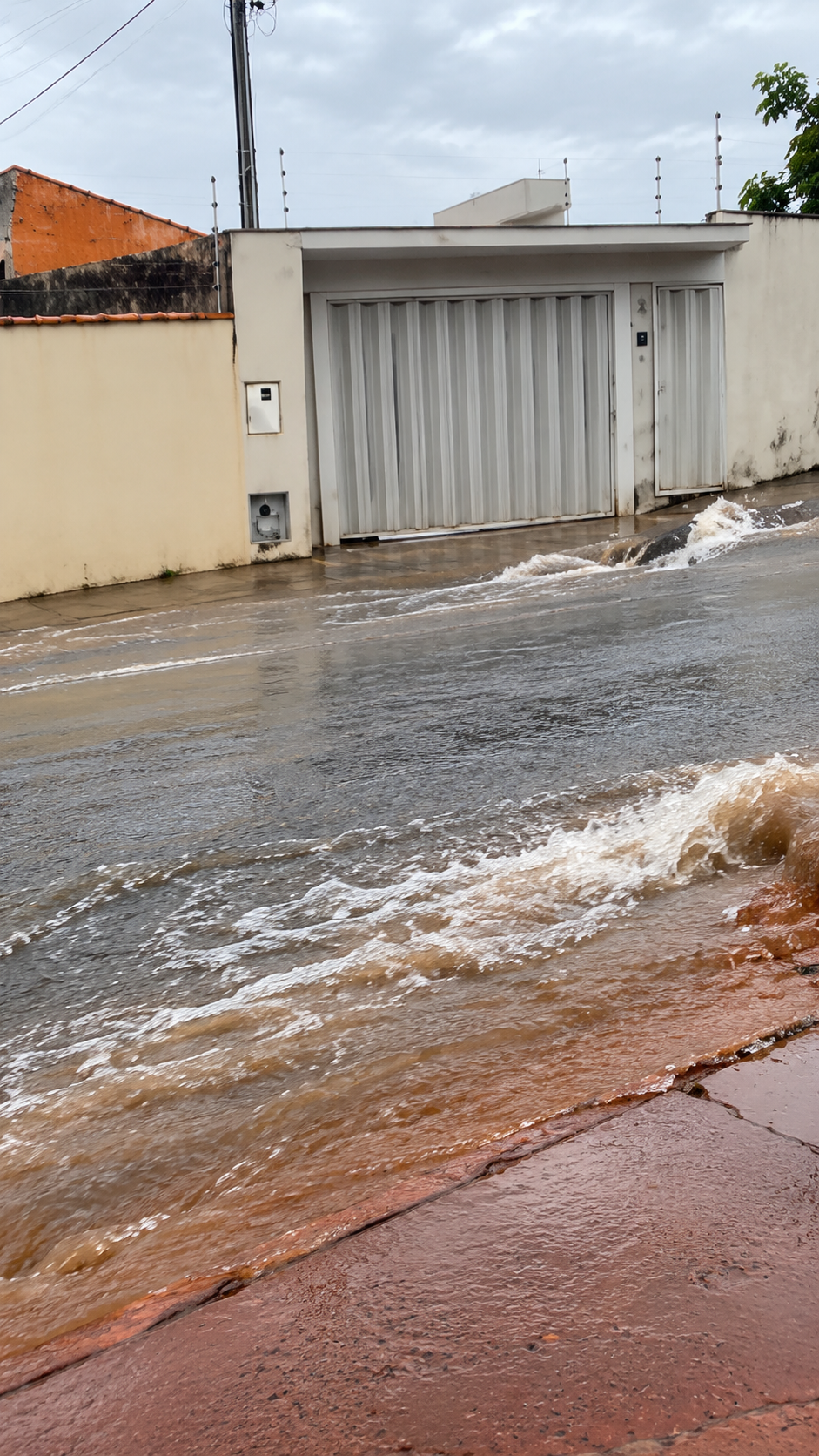 Mulher é arrastada por enxurrada durante temporal em Minas Gerais