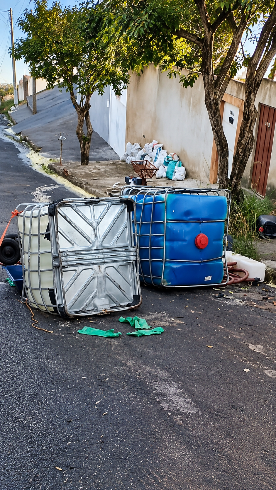Caminhão derrama produtos químicos corrosivos em rua de BH e moradores são retirados de casa