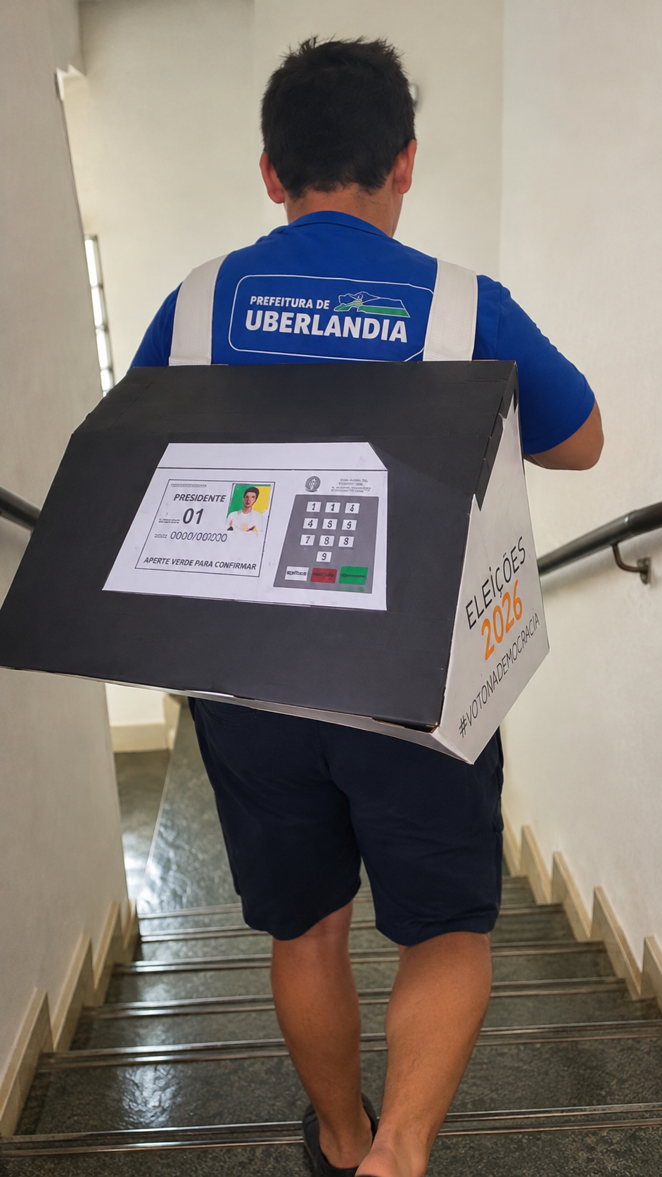 Menino de 10 anos cria mochila em formato de urna eletrônica e faz sucesso em escola de MG