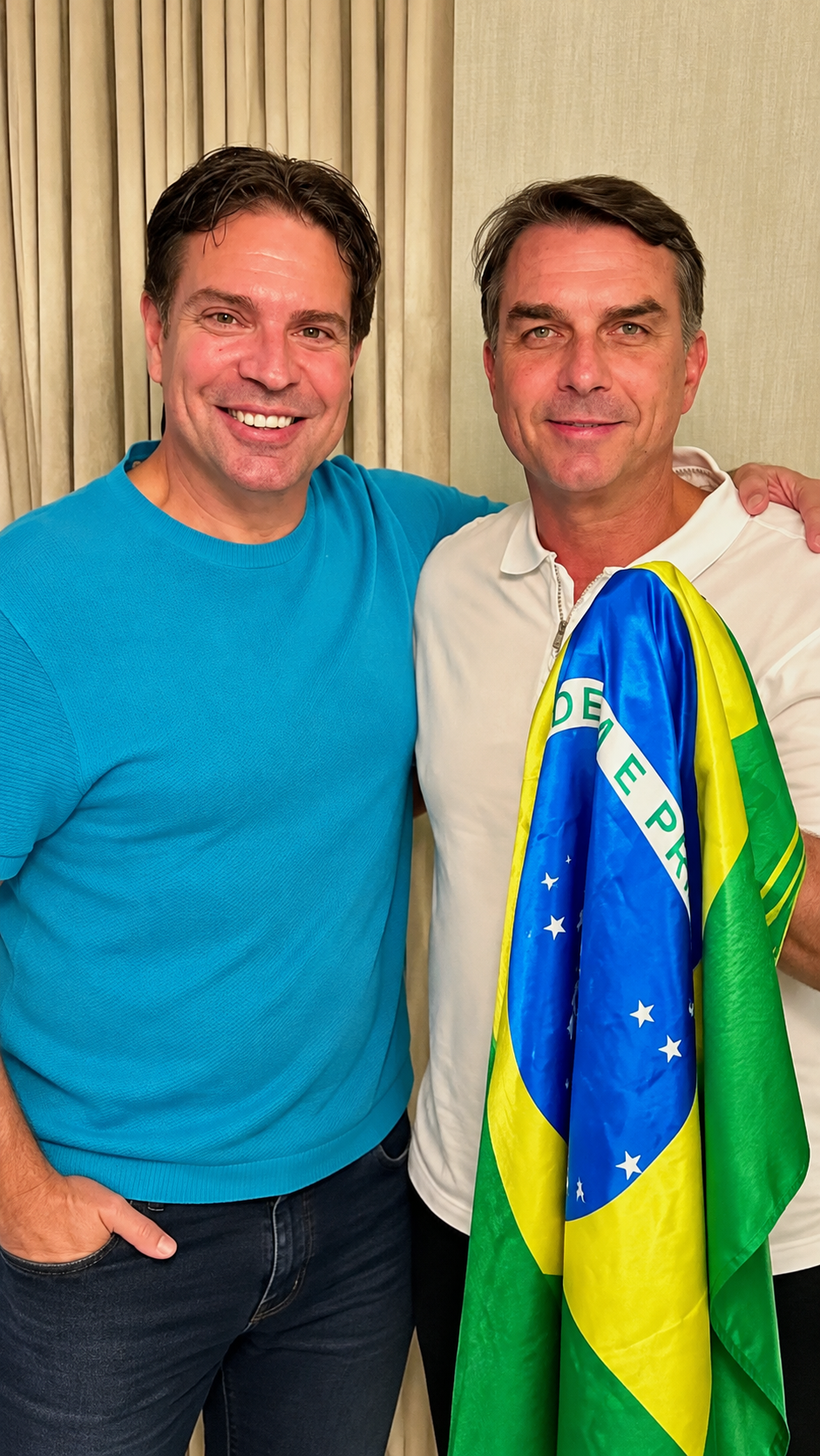 Ramagem publica foto com Flávio Bolsonaro nos EUA e fala em “livre da perseguição”