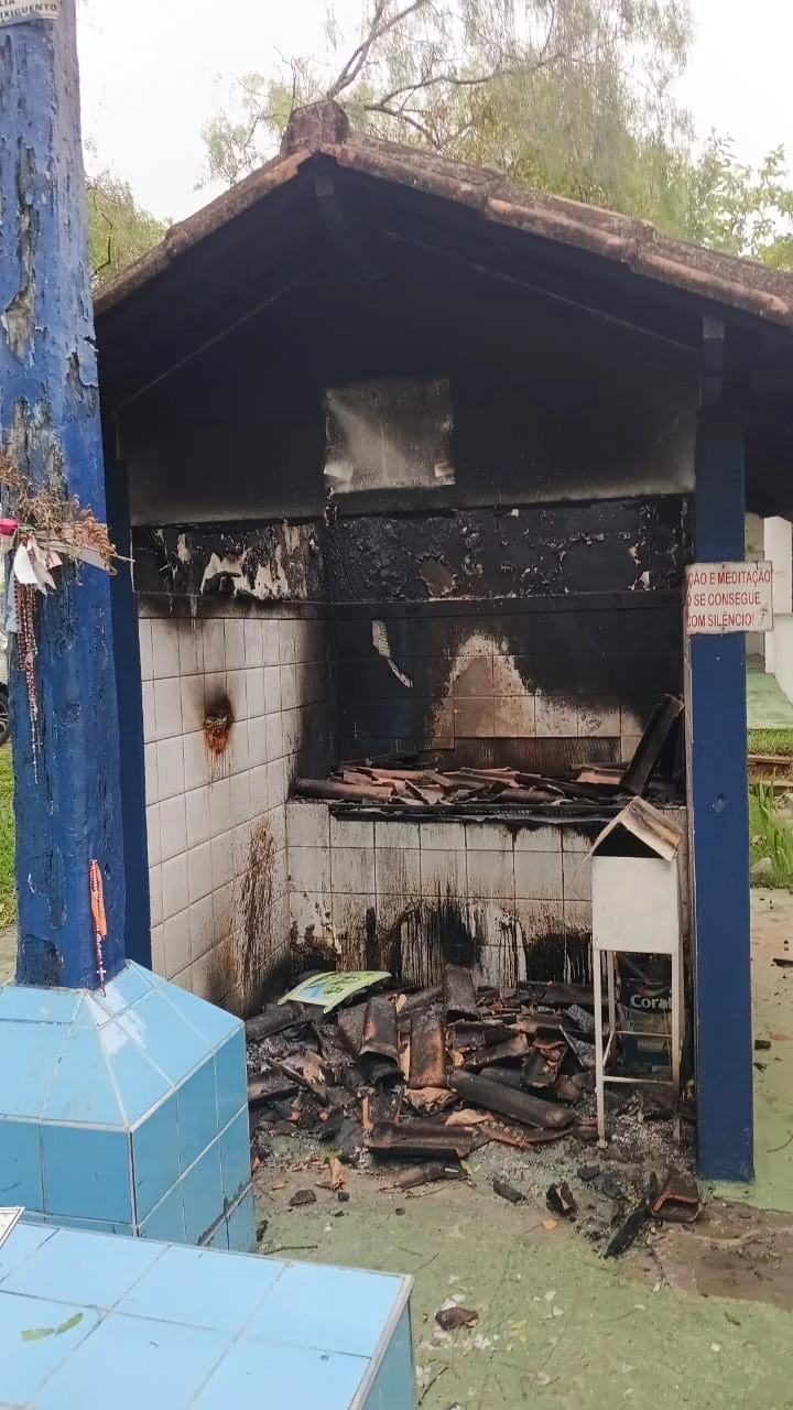 VÍDEO: Capela dos Bixiguentos é alvo de vandalismo em Pedro Leopoldo