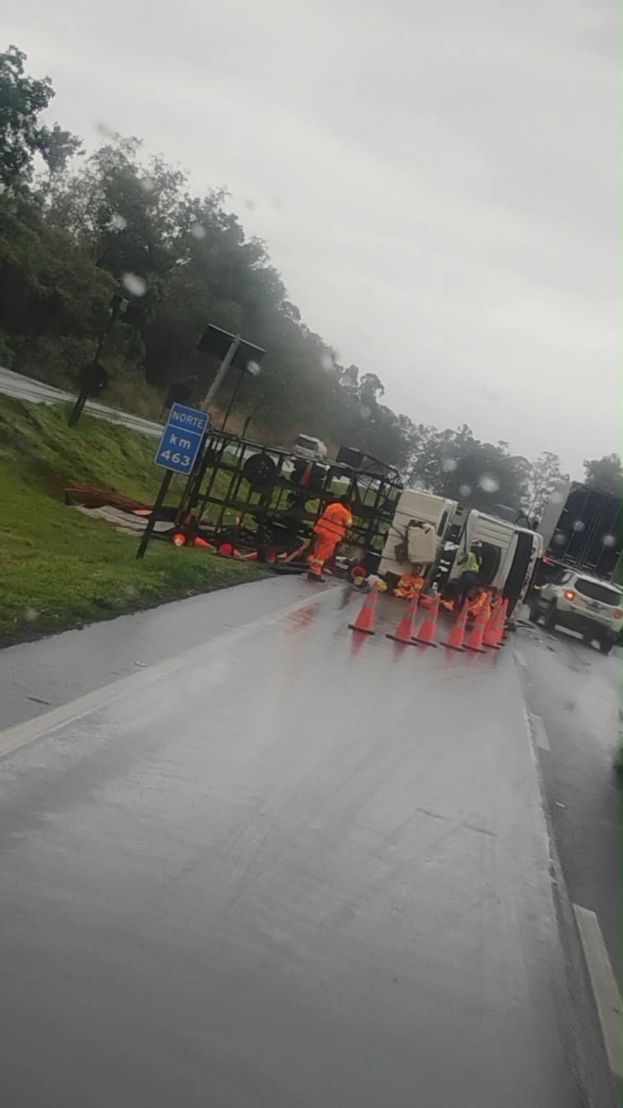 Carreta tomba na BR-040 em Sete Lagoas