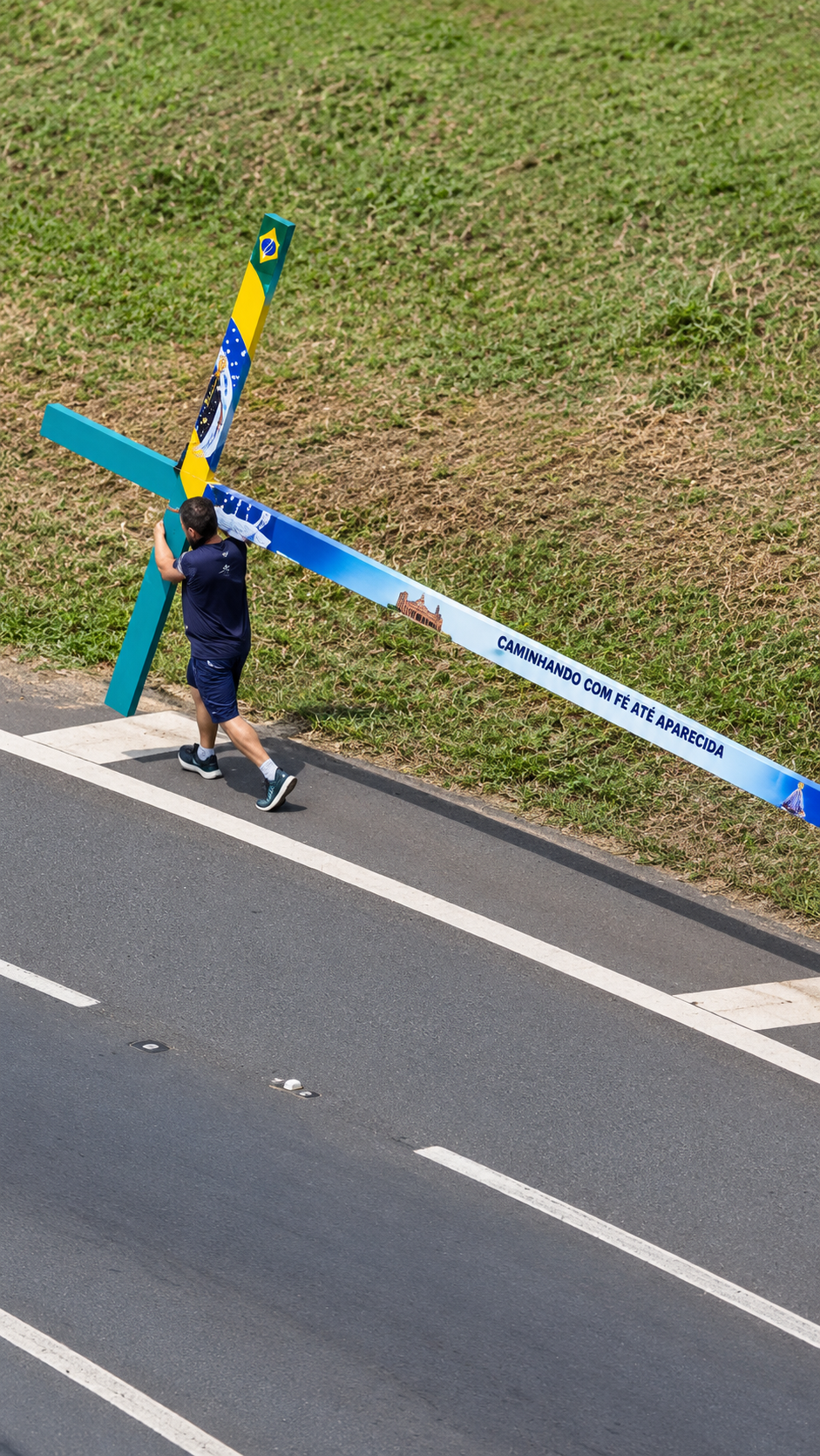 VIRALIZOU: Morador de Piracicaba percorre a pé 300 km com cruz de 10 metros até Aparecida