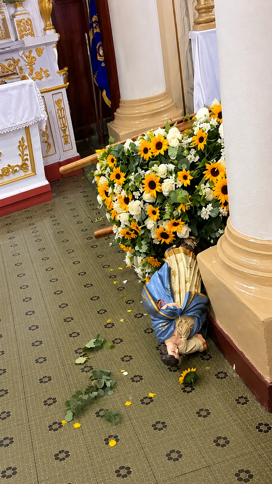 Homem dá “voadora” em imagem de Nossa Senhora dentro de igreja histórica e acaba preso em MG