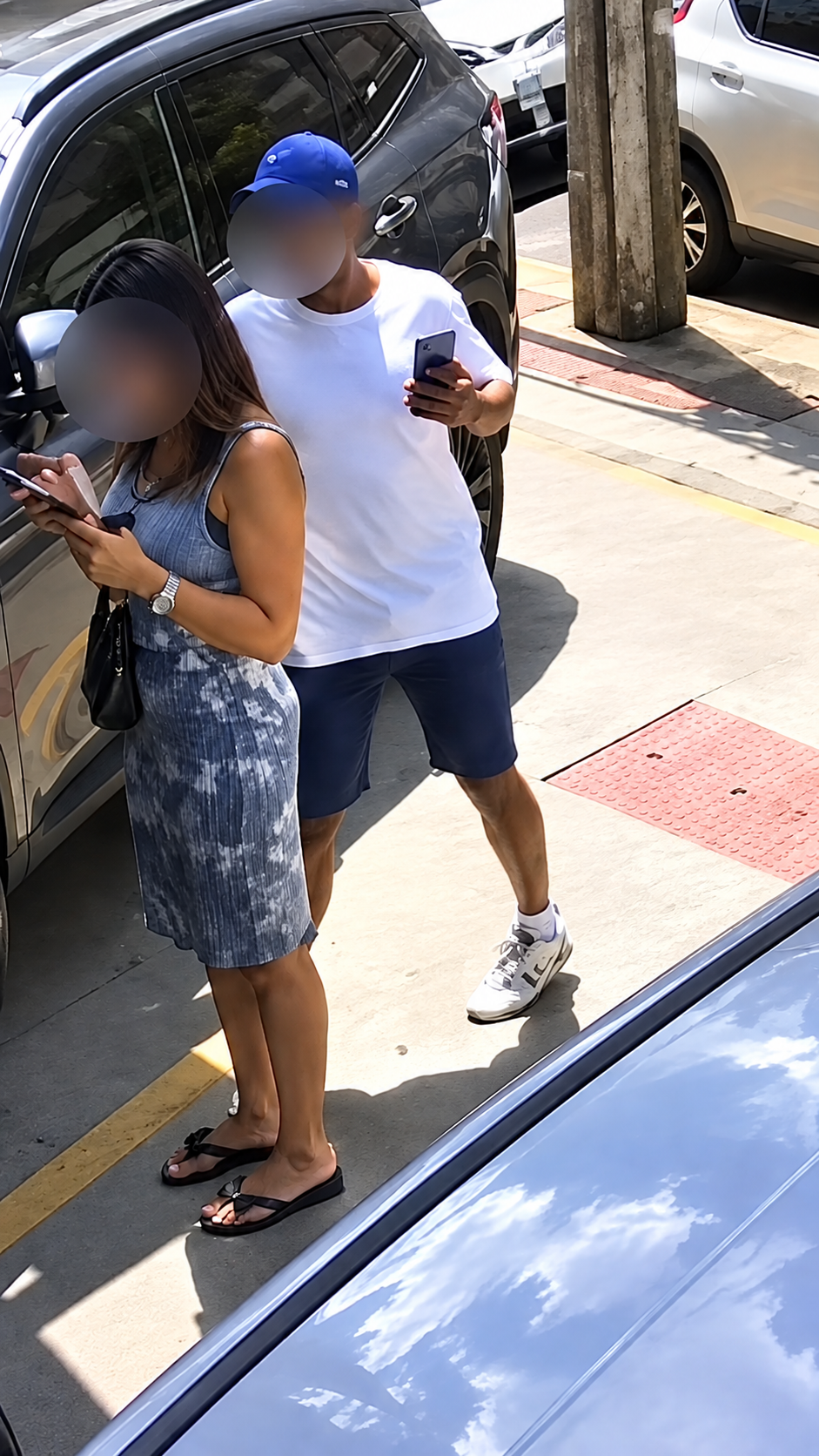 Ela parou por segundos para olhar o celular — e foi surpreendida pelas costas