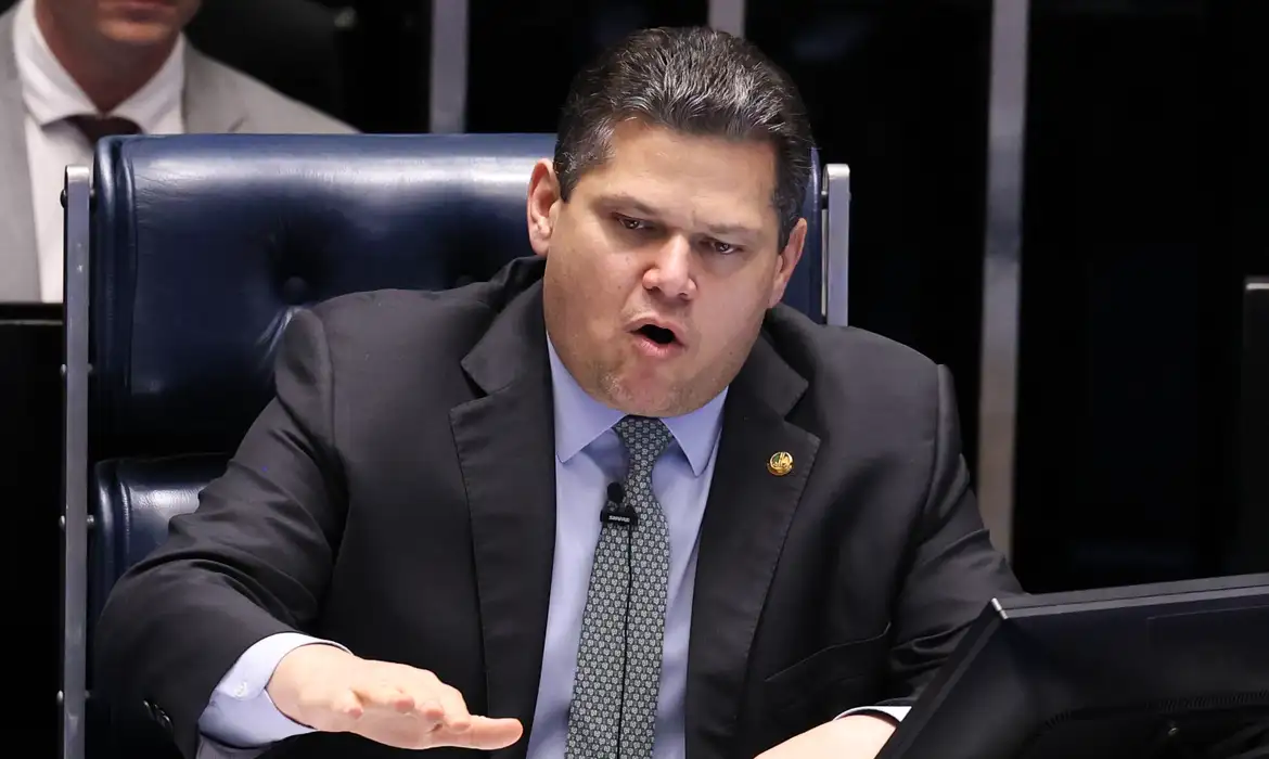 Alcolumbre avalia propor indulto ou anistia a Bolsonaro