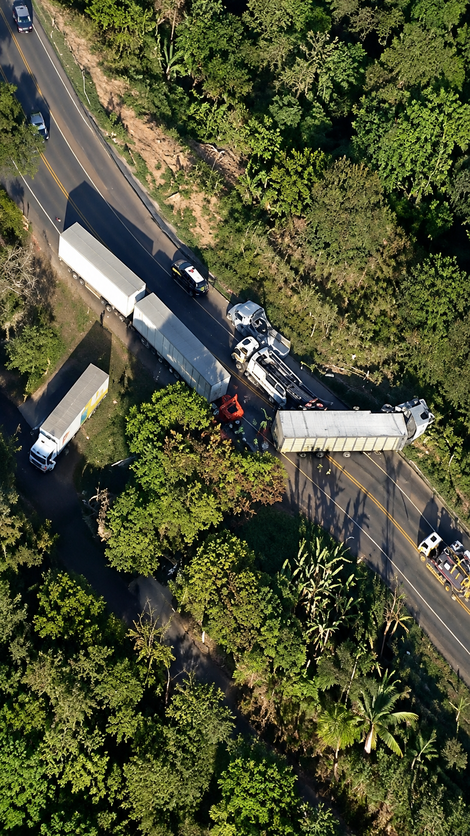 Carreta tomba e interdita totalmente a BR-381 em Santa Luzia; congestionamento passa de 10 km