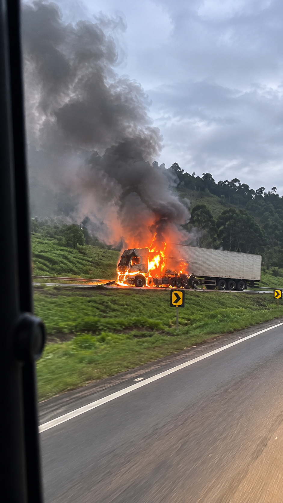 Carreta pega fogo após bater em barreira e interdita BR-381 na Grande BH
