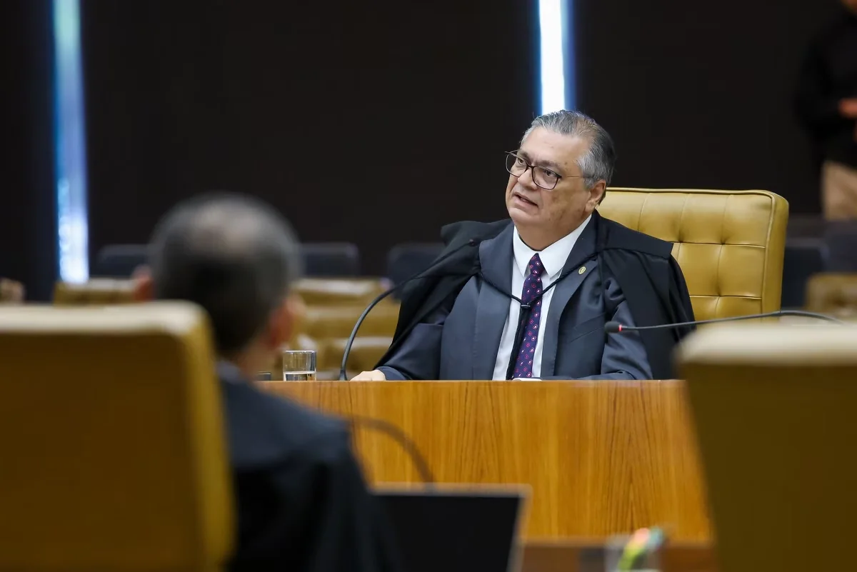 Flávio Bolsonaro pede afastamento de Flávio Dino em processos no STF