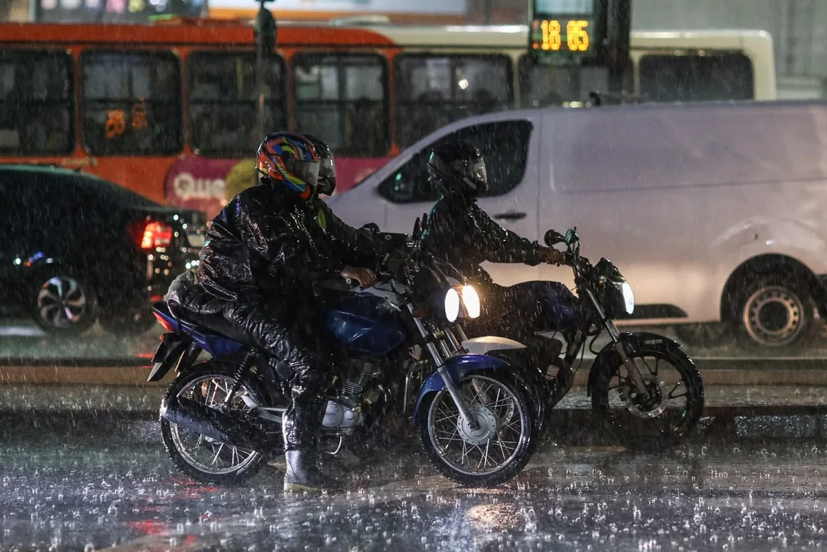 Frente fria pode provocar tempestades com raios e granizo em 7 regiões de MG nesta quinta-feira