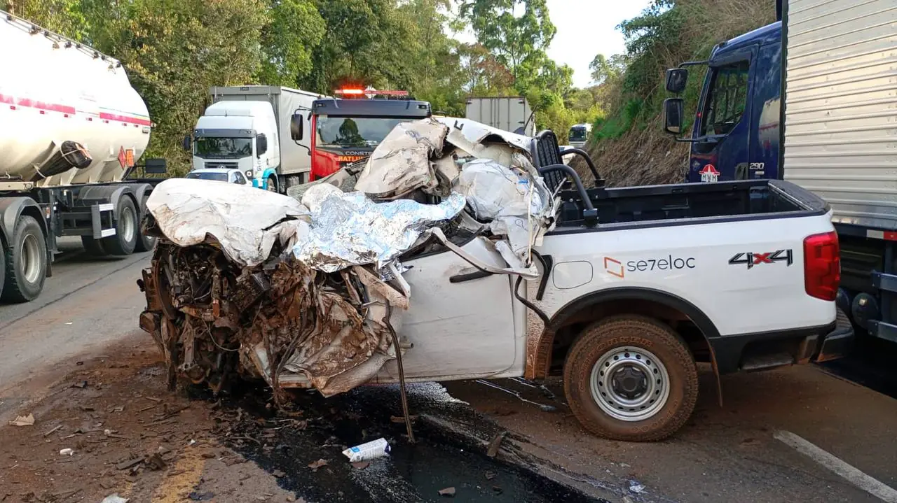 Batida entre caminhonete e caminhão deixa um morto na BR-381