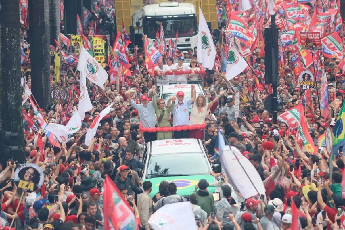 Lula reúne milhares em caminhada no Centro de BH e faz apelos a idosos e jovens
