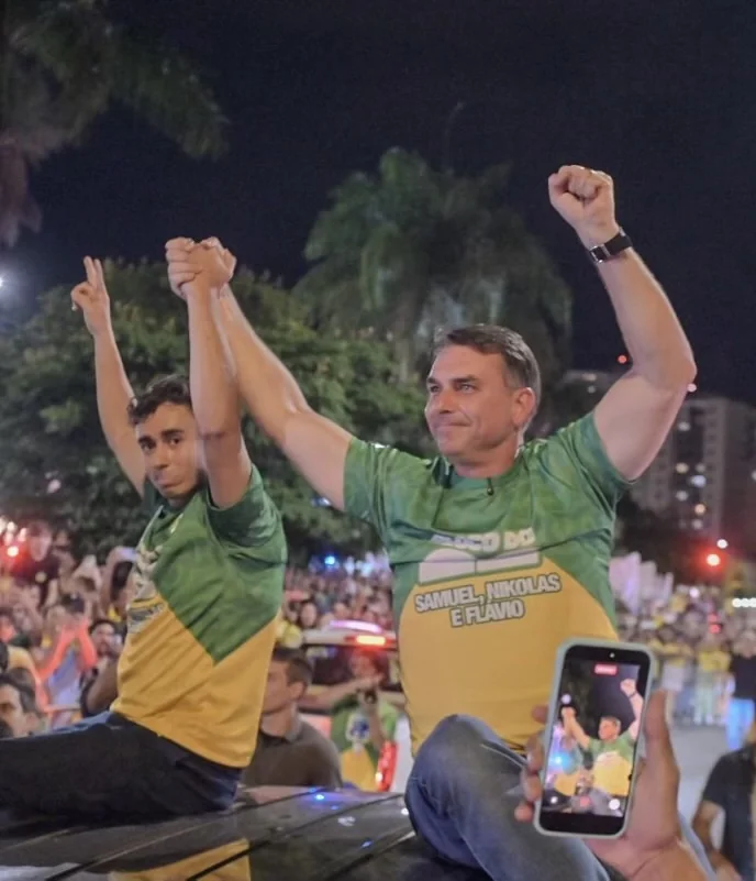 Flávio Bolsonaro pede apoio em Minas para tentar encerrar eleição no primeiro turno