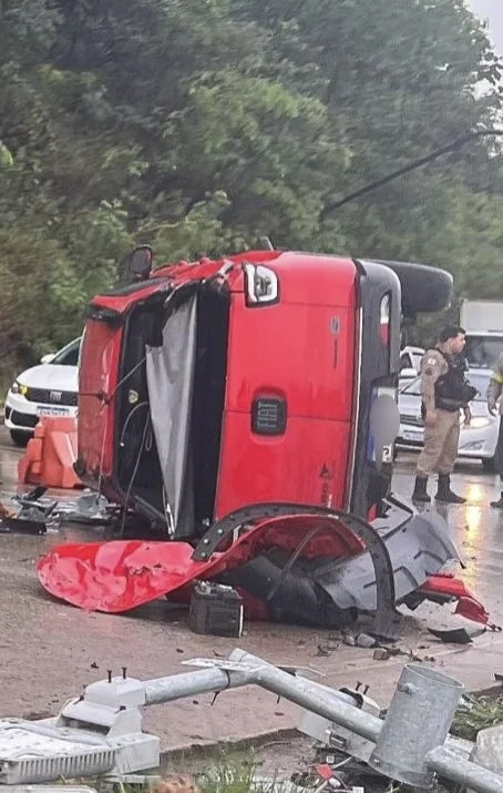 Carro capota na Via Expressa e provoca congestionamento no Anel Rodoviário, em BH