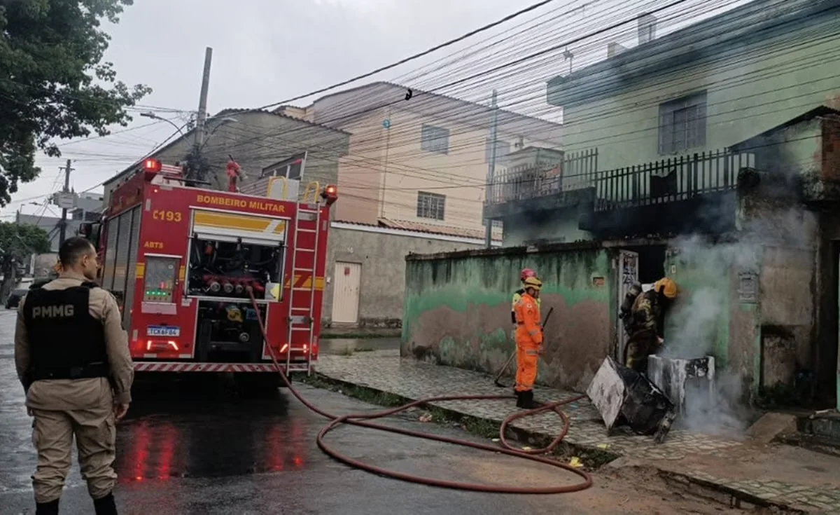 Homem agride mãe e irmã e morre após incendiar casa da família em BH