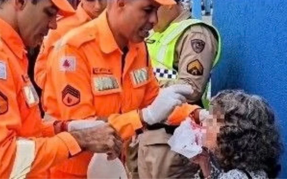 Idosa de 85 anos cai e bate a cabeça após escorregar em ‘santinhos’