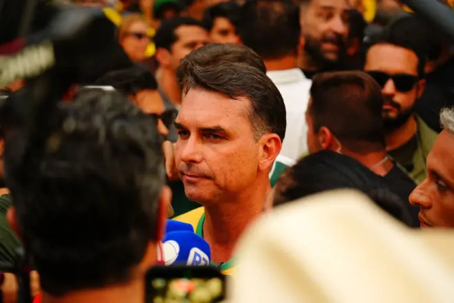 Imprensa internacional se surpreende com desempenho de Flávio Bolsonaro no 1º turno