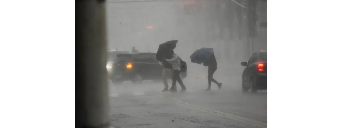Chuva forte assusta moradores de BH após alerta sonoro da Defesa Civil