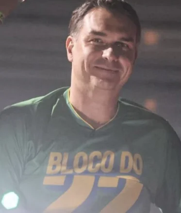 Mendonça multa Flávio Bolsonaro por impulsionar propaganda negativa contra Lula