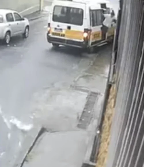 Van escolar desgovernada bate em poste e deixa quatro crianças feridas em BH