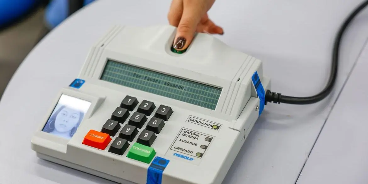A cada 10 brasileiros aptos a votar, dois não compareceram às urnas