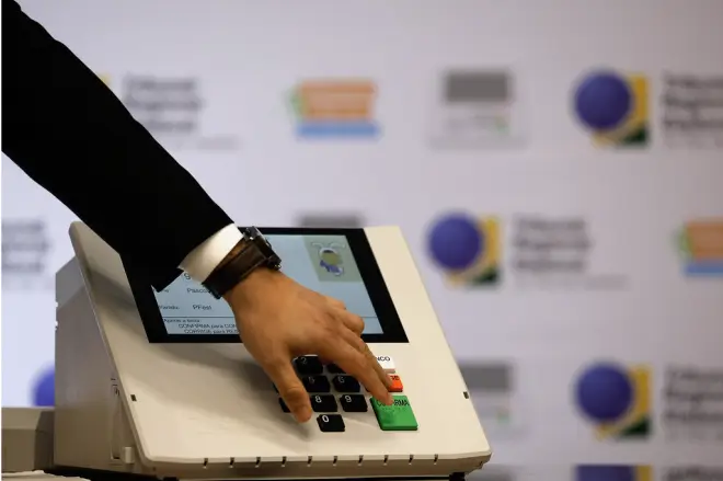 Eleição mantém no Congresso nomes citados no caso Master, enquanto outros ficam pelo caminho