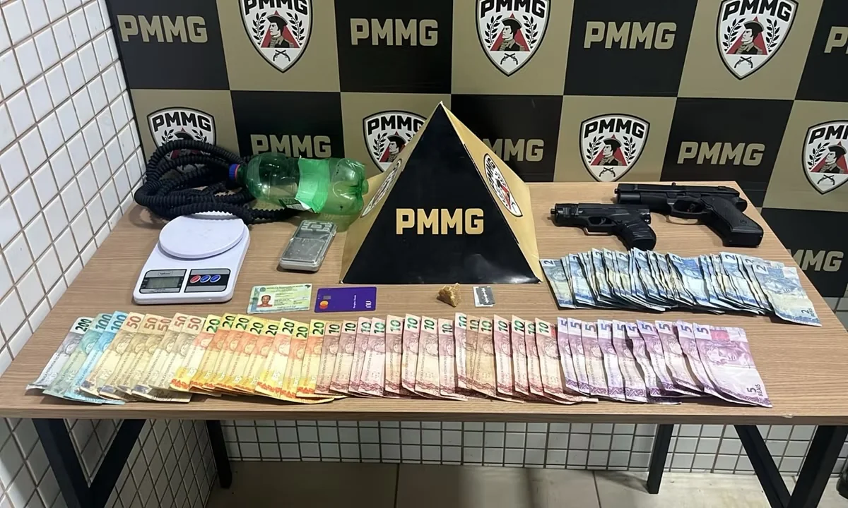 Homem é preso após ser flagrado saindo de casa abandonada usada para tráfico
