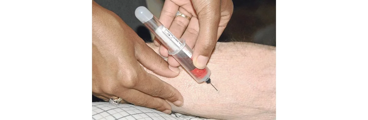 Exame de sangue que rastreia sinais de mais de 50 tipos de câncer chega ao Brasil por R$ 6.990