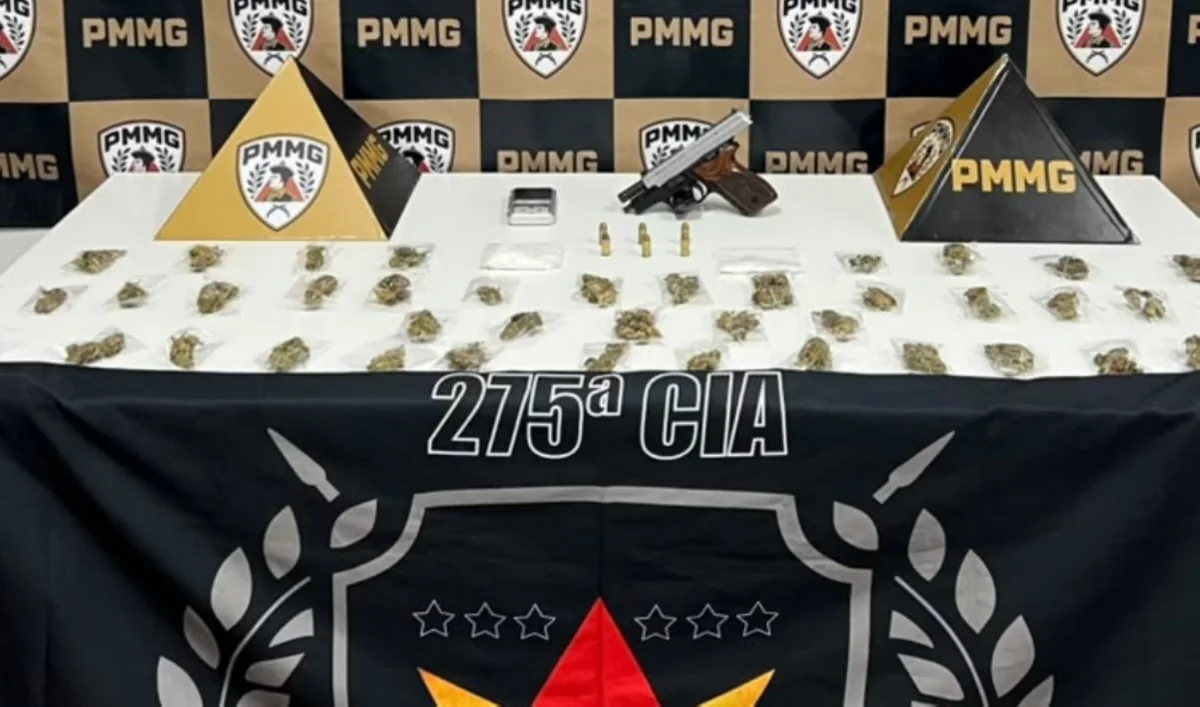 Jovem suspeito de fazer delivery de drogas é preso com arma, skunk e cocaína em MG