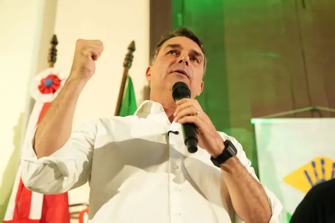 Flávio Bolsonaro diz que pretende usar maioria no Congresso para mudar a Constituição