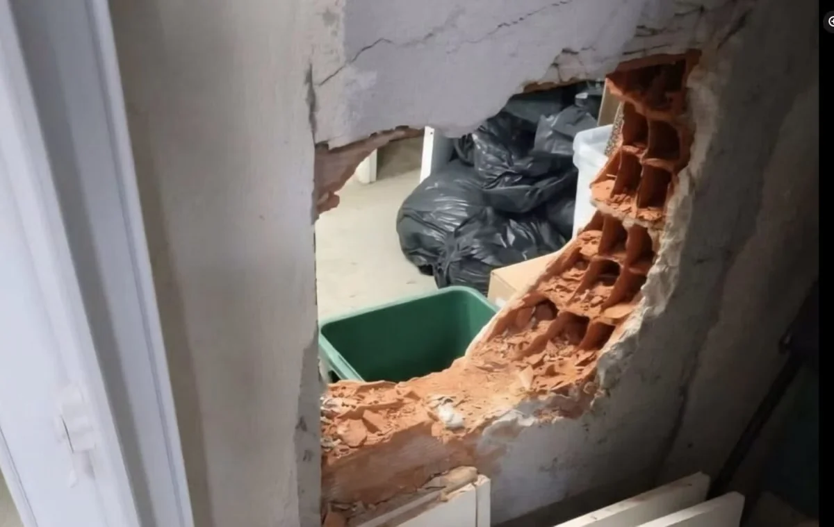 Homem invade teto de shopping, quebra parede e tenta furtar joalheria em MG