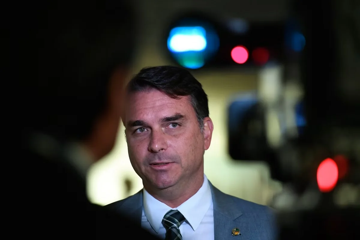 Flávio Bolsonaro nega que pretende acabar com o Bolsa Família e promete ampliar benefícios