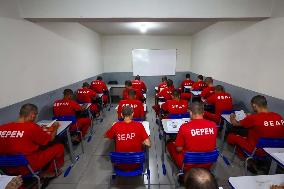 Minas bate recorde de inscritos em exame que certifica estudos de pessoas presas