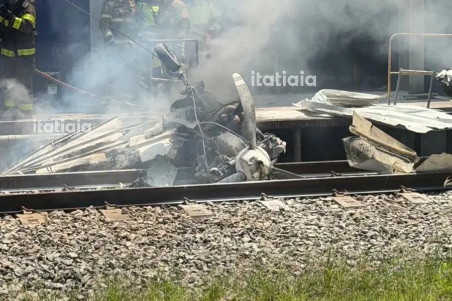 Avião cai na estação São Gabriel, em BH, e piloto morre carbonizado